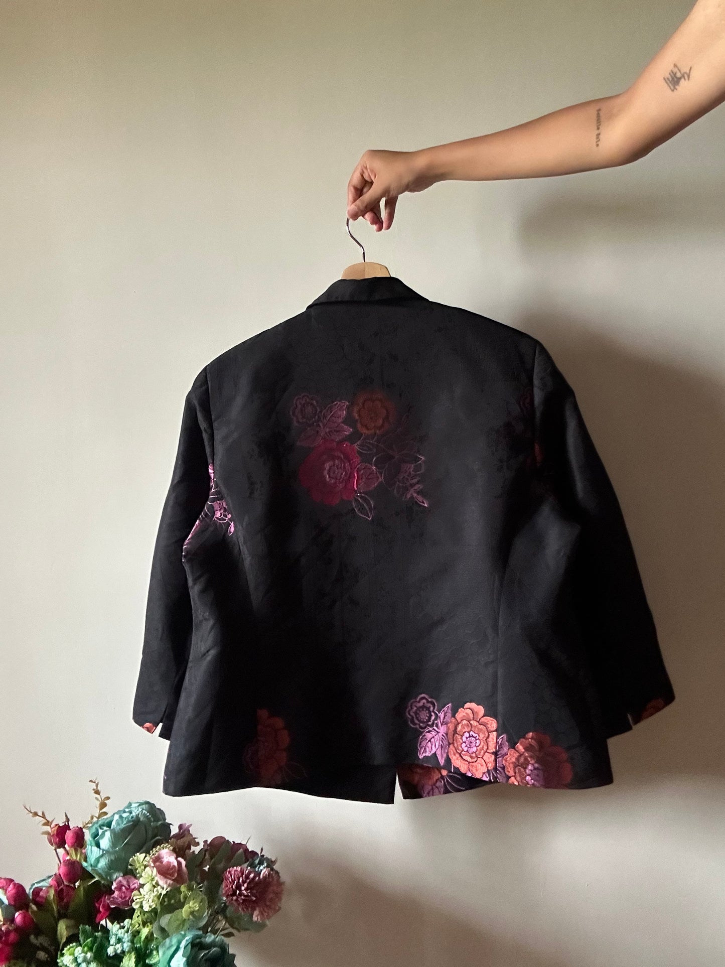 Baslers Vintage Floral Embroidered Shaket In Black