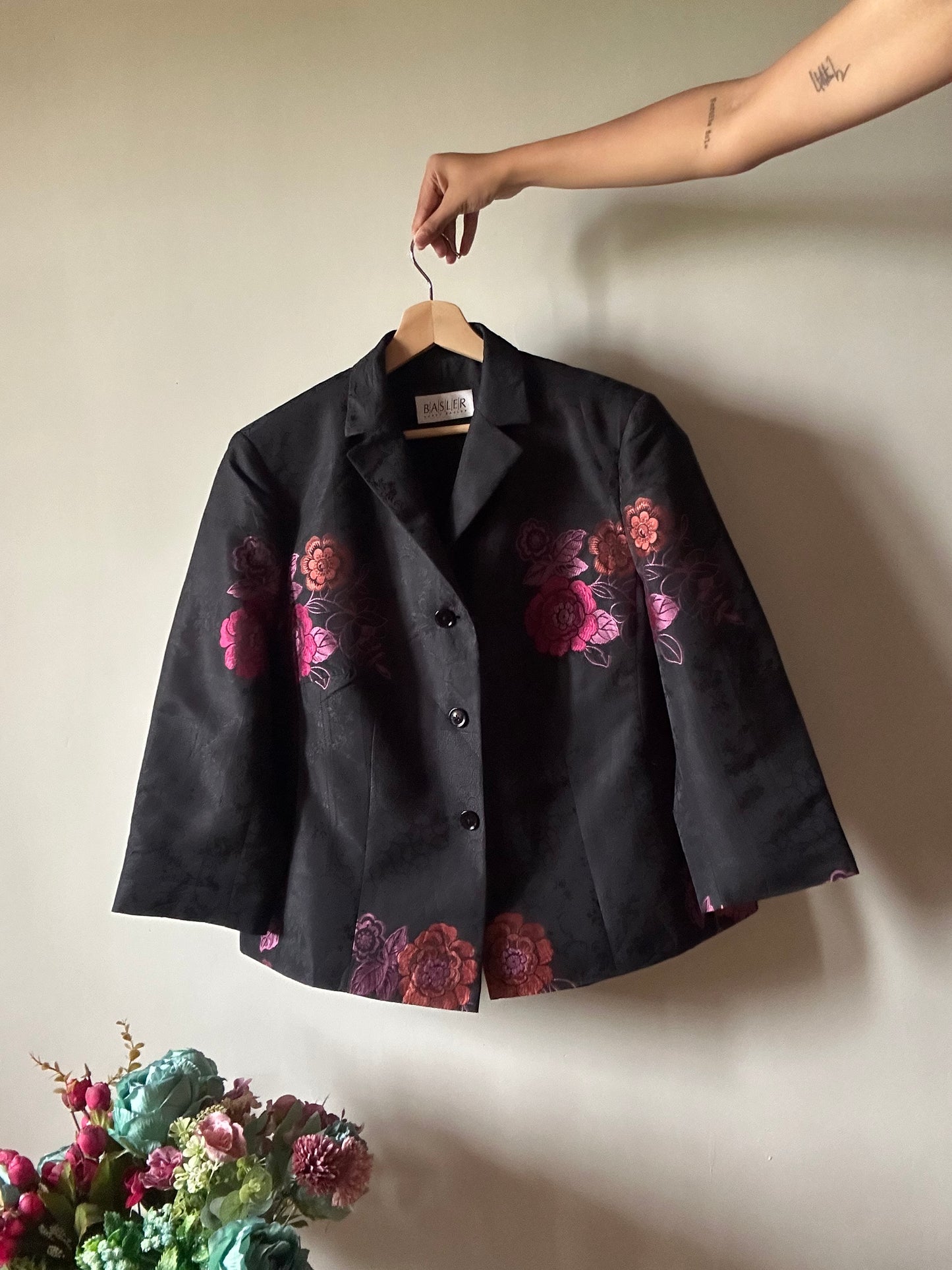 Baslers Vintage Floral Embroidered Shaket In Black